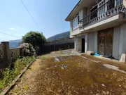 Casa con balcón y vistas al mar