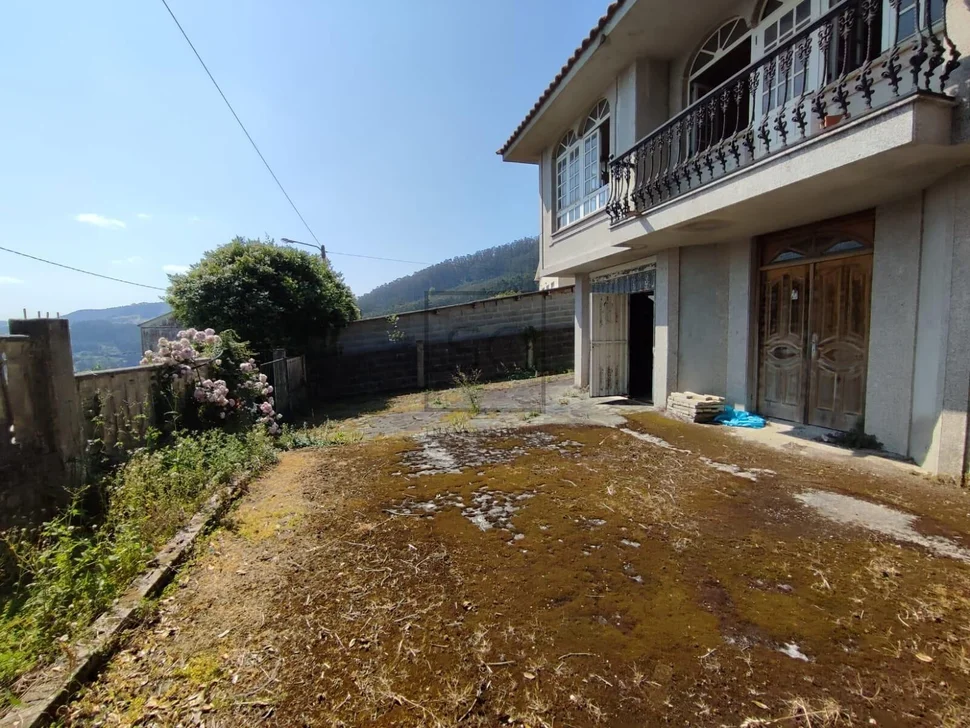 Casa con balcón y vistas al mar