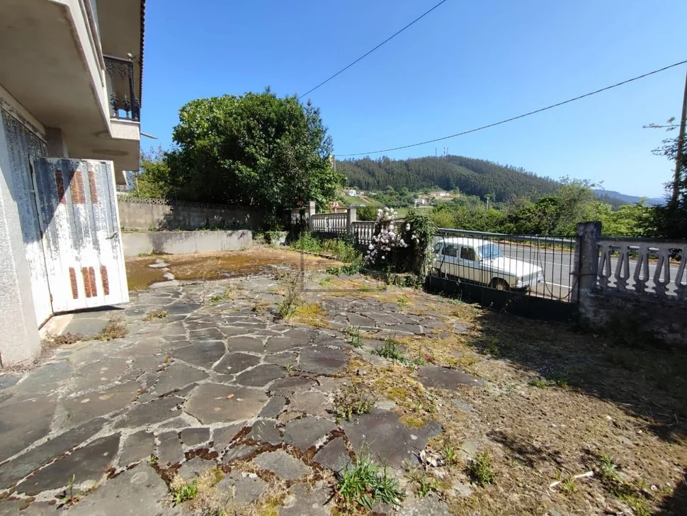 Casa con balcón y vistas al mar