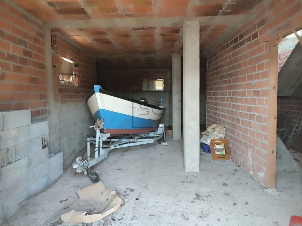 Casa con balcón y vistas al mar