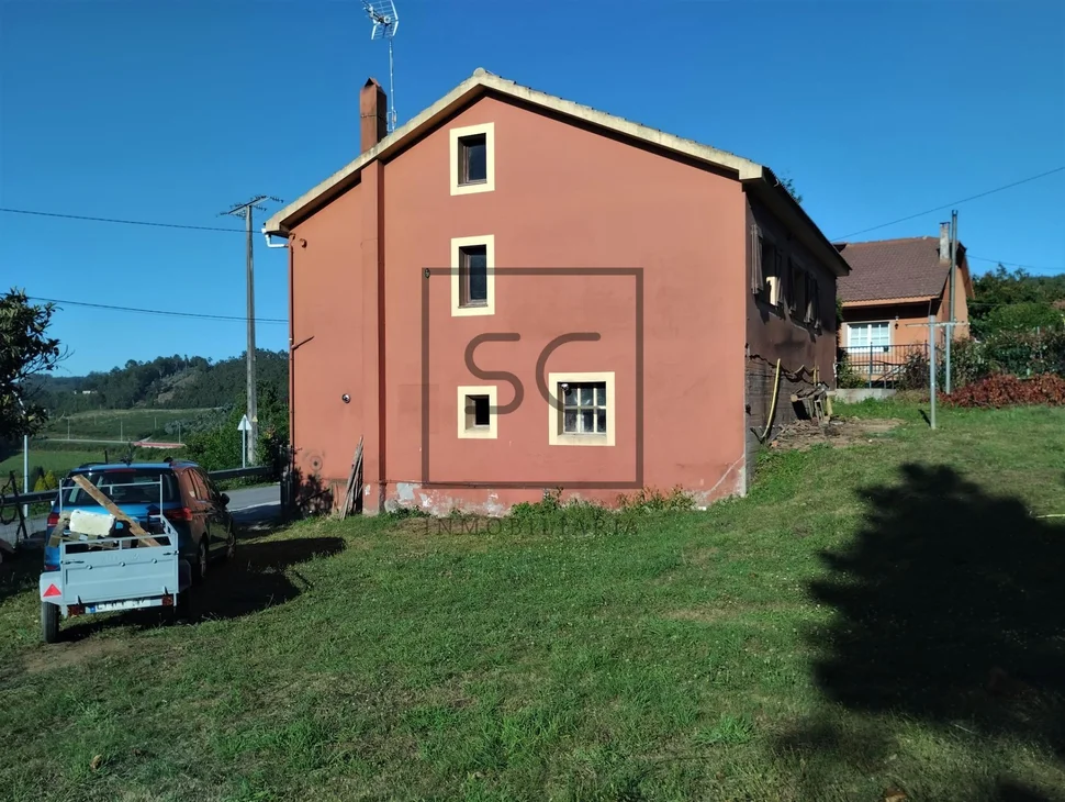 Casa con finca urbanizable en larín