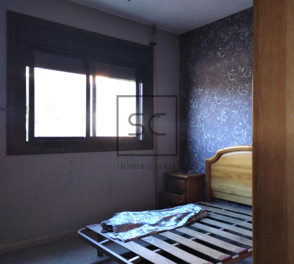 Casa con finca urbanizable en larín