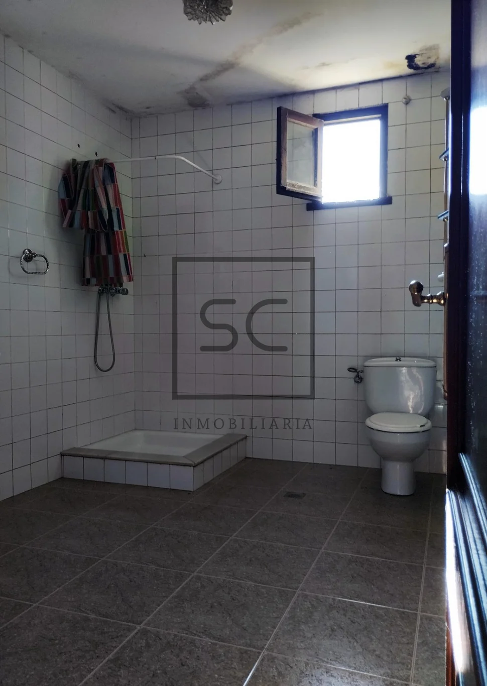 Casa con finca urbanizable en larín