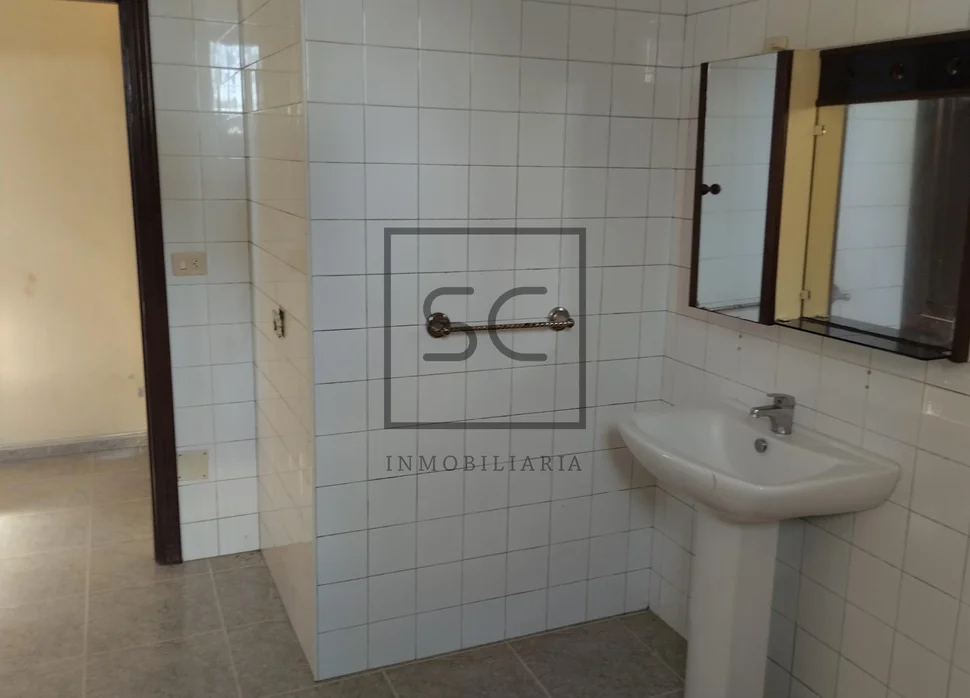 Casa con finca urbanizable en larín