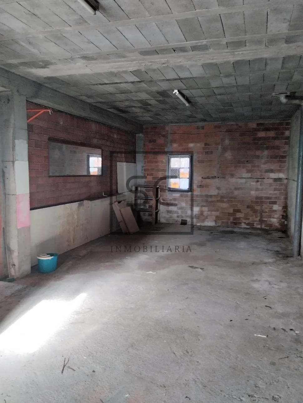 Casa con finca urbanizable en larín