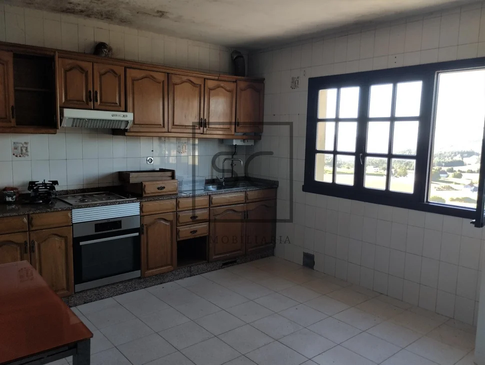 Casa con finca urbanizable en larín