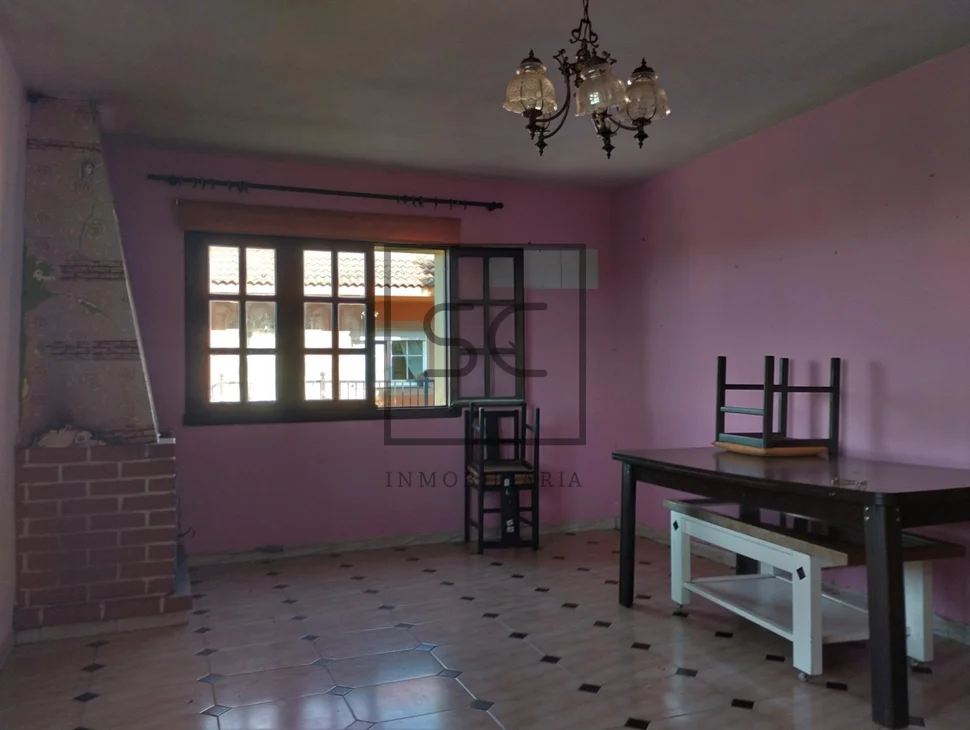 Casa con finca urbanizable en larín