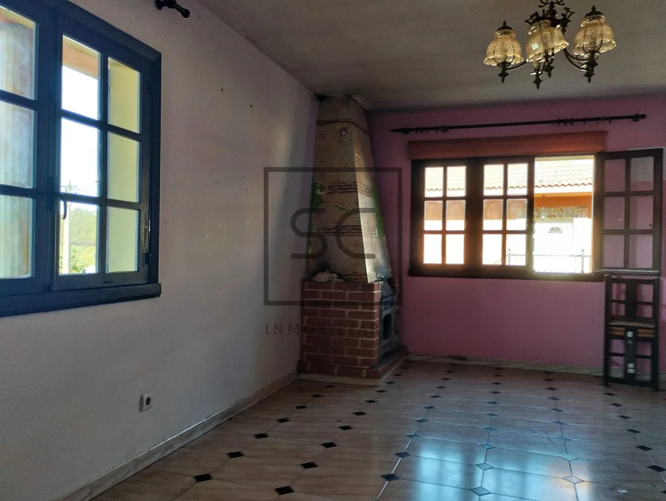 Casa con finca urbanizable en larín