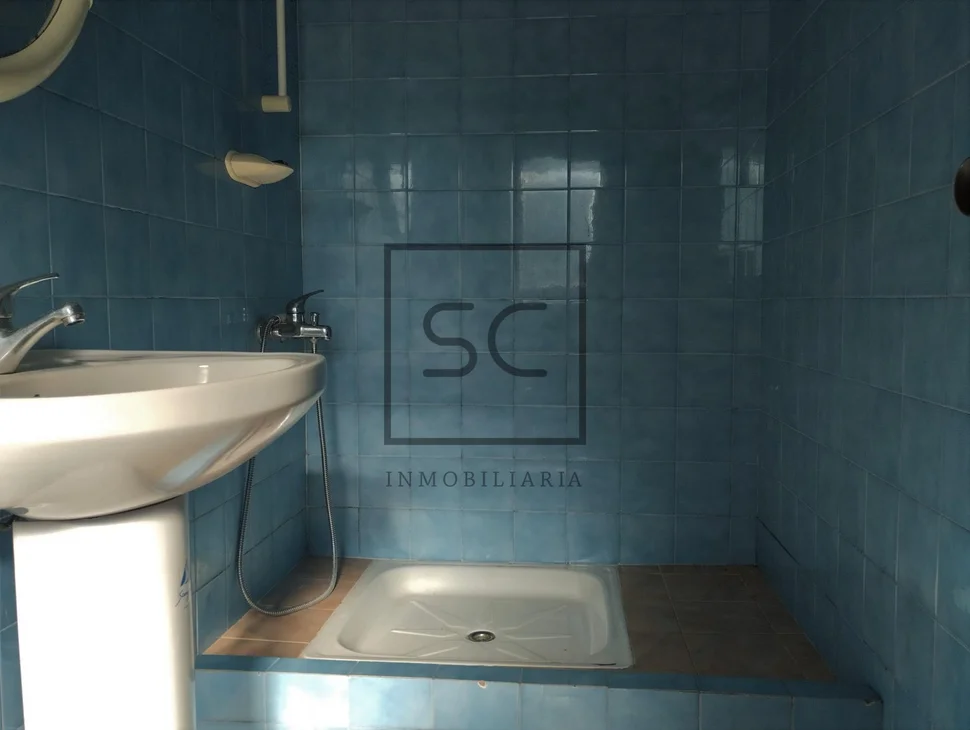 Casa con finca urbanizable en larín