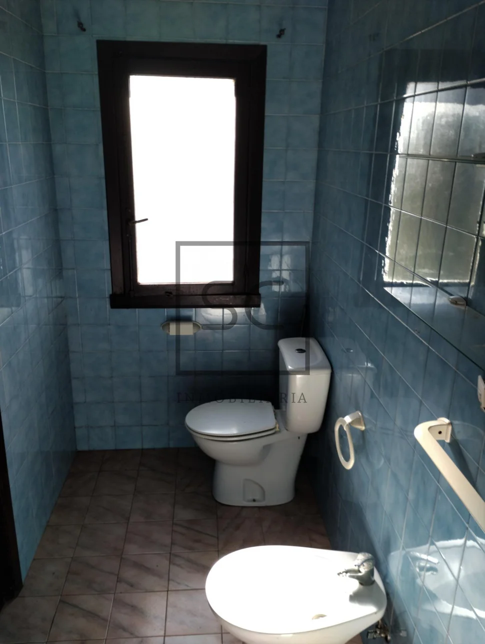 Casa con finca urbanizable en larín