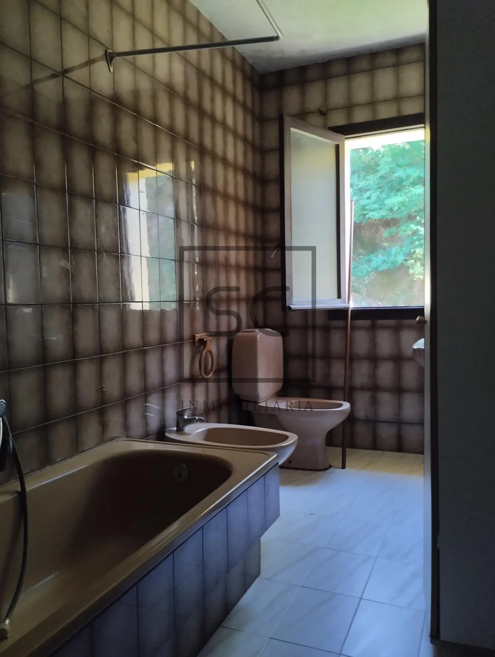 Casa con finca urbanizable en larín