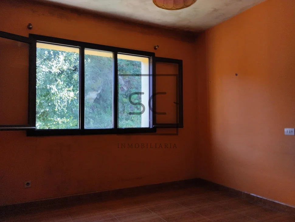 Casa con finca urbanizable en larín