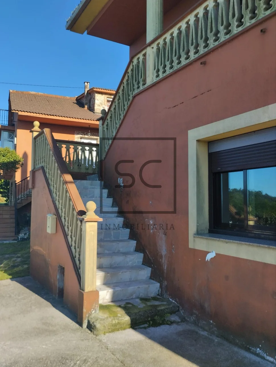 Casa con finca urbanizable en larín