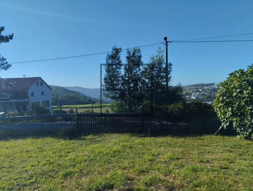 Casa con finca urbanizable en larín
