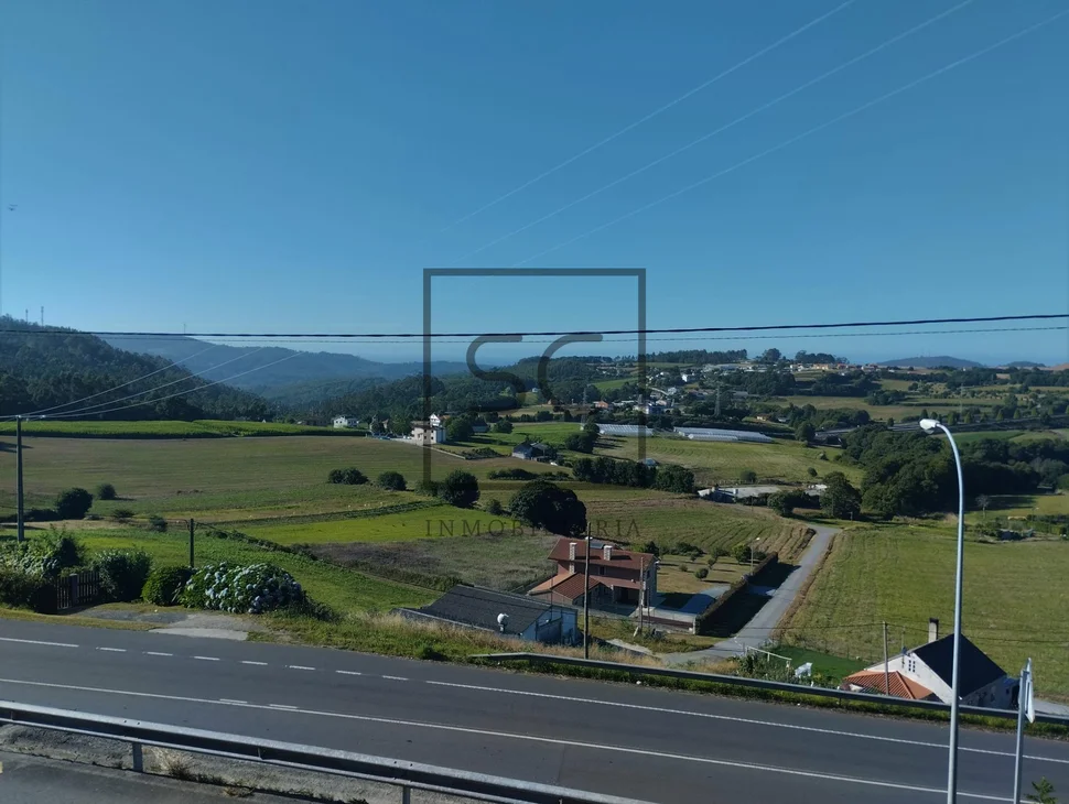 Casa con finca urbanizable en larín