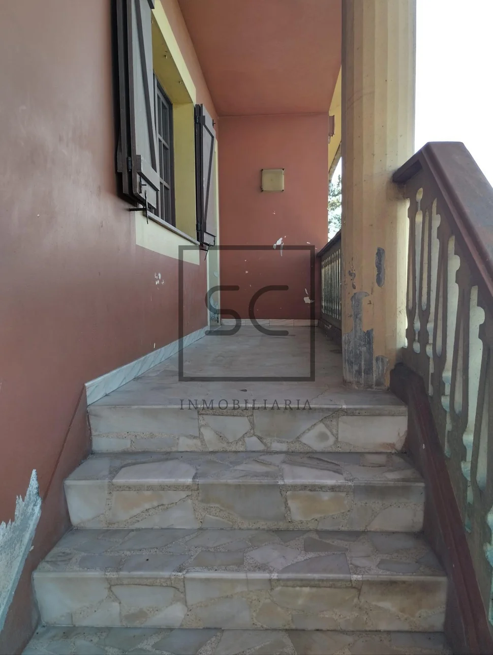 Casa con finca urbanizable en larín