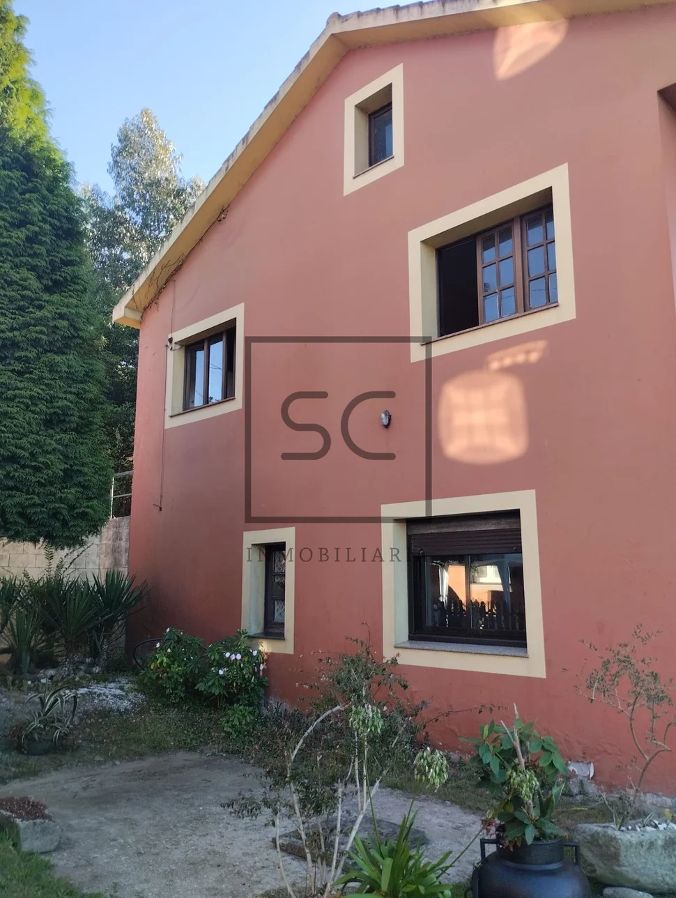 Casa con finca urbanizable en larín