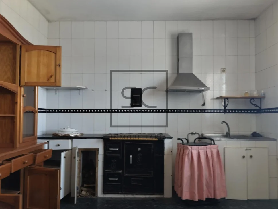 Casa con finca urbanizable en larín