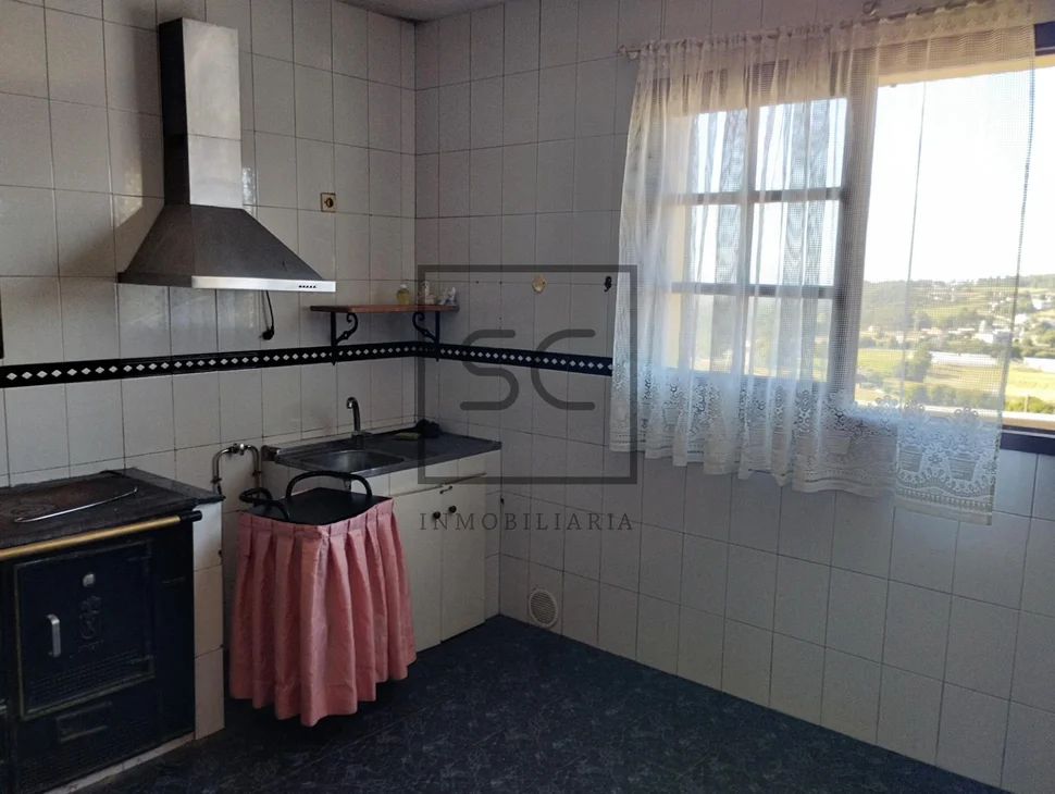 Casa con finca urbanizable en larín