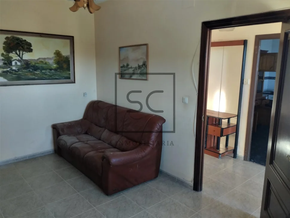 Casa con finca urbanizable en larín