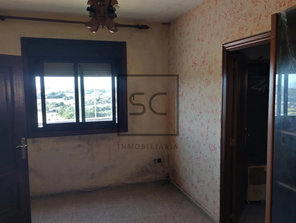 Casa con finca urbanizable en larín