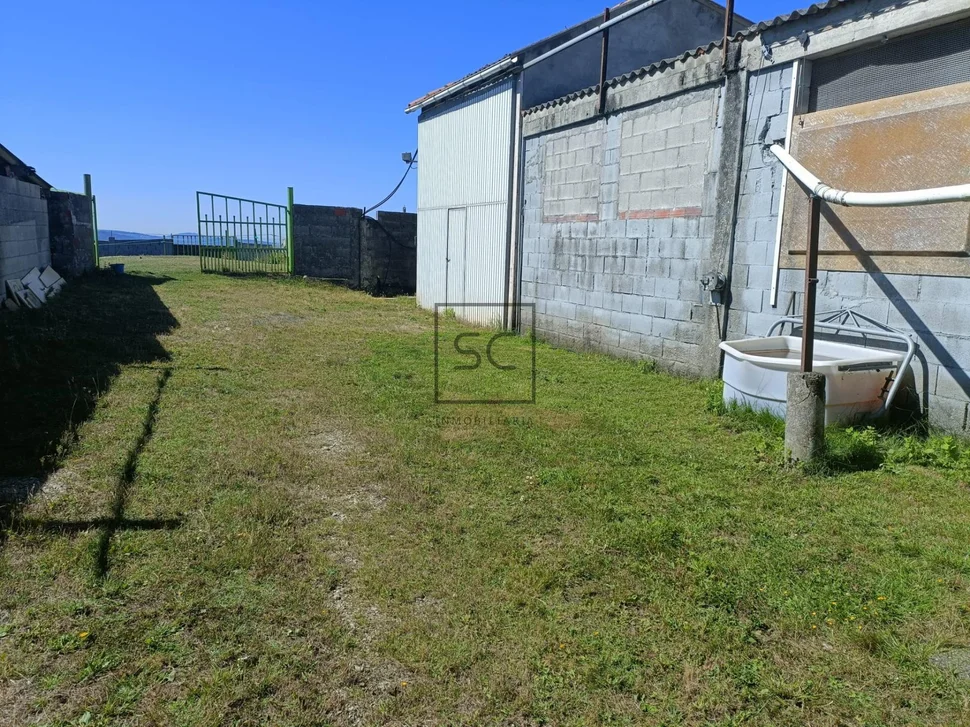 Nave y terreno en narón