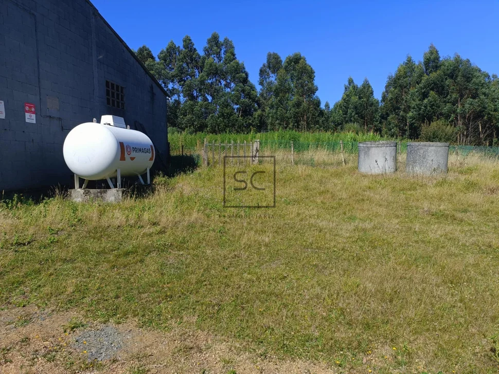 Nave y terreno en narón