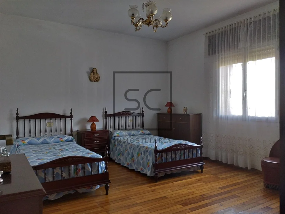 Casa amplia con terreno en ames