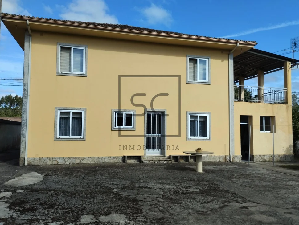 Casa amplia con terreno en ames