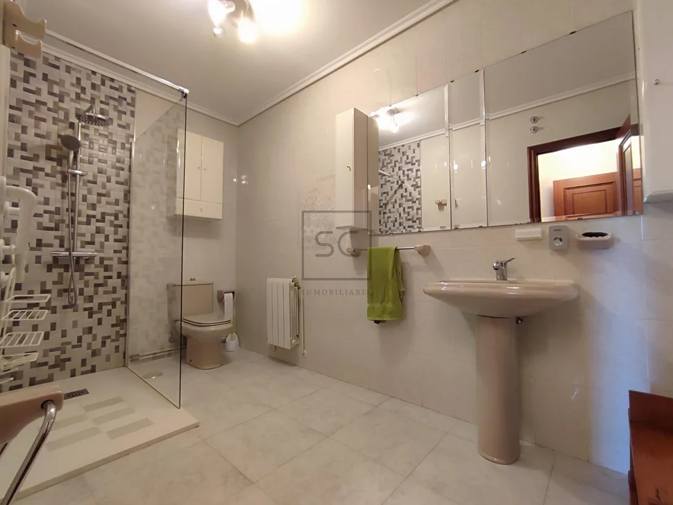 Voluminoso piso en portanova (ferrol)