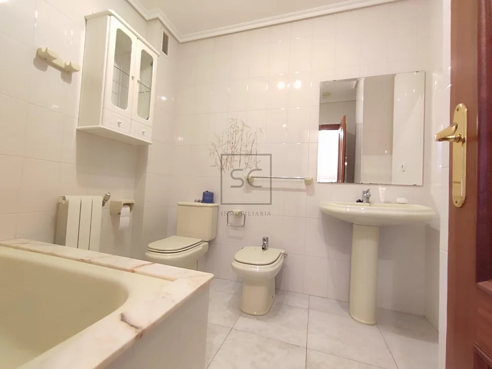 Voluminoso piso en portanova (ferrol)