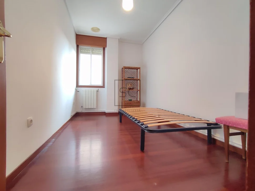 Voluminoso piso en portanova (ferrol)