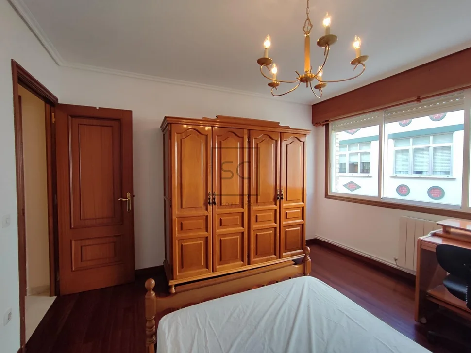 Voluminoso piso en portanova (ferrol)