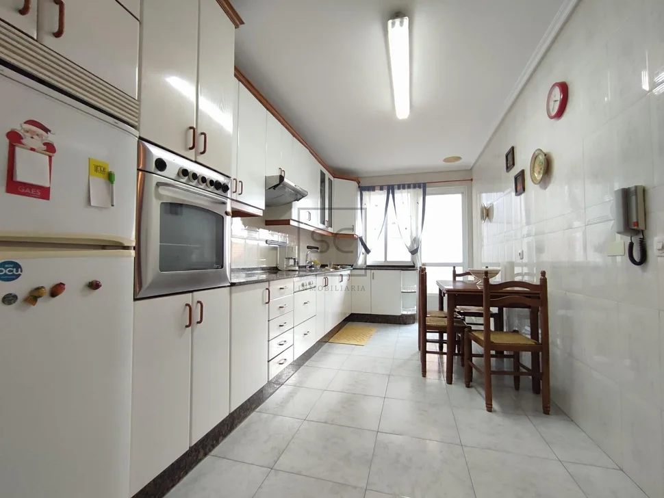 Voluminoso piso en portanova (ferrol)