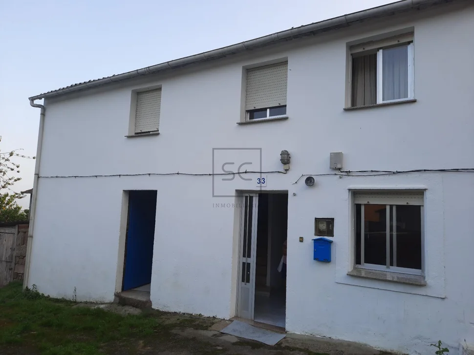 Casa adosada con finca urbanizable en mandiá-ferrol