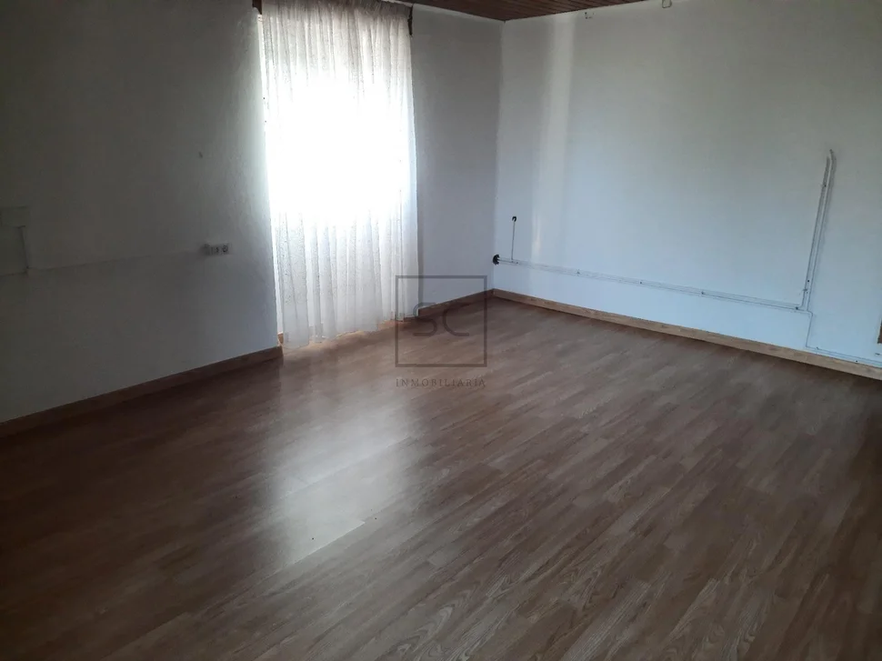 Casa adosada con finca urbanizable en mandiá-ferrol