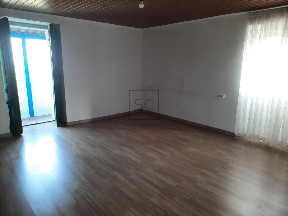 Casa adosada con finca urbanizable en mandiá-ferrol