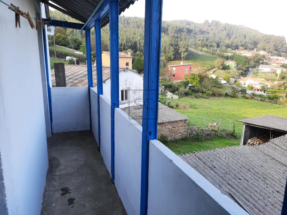 Casa adosada con finca urbanizable en mandiá-ferrol