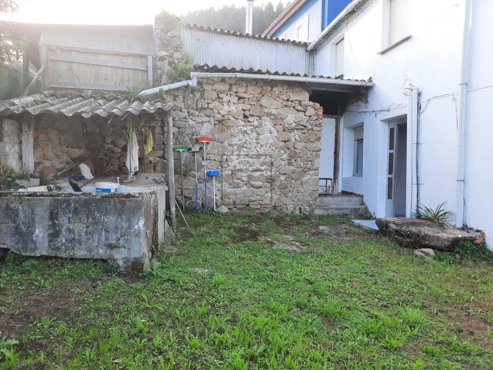 Casa adosada con finca urbanizable en mandiá-ferrol