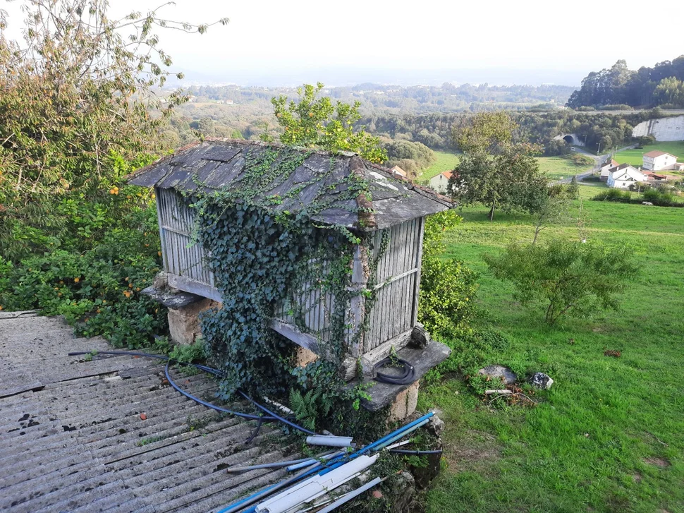 Casa adosada con finca urbanizable en mandiá-ferrol