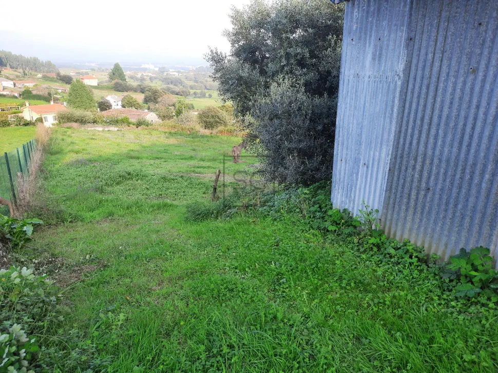 Casa adosada con finca urbanizable en mandiá-ferrol