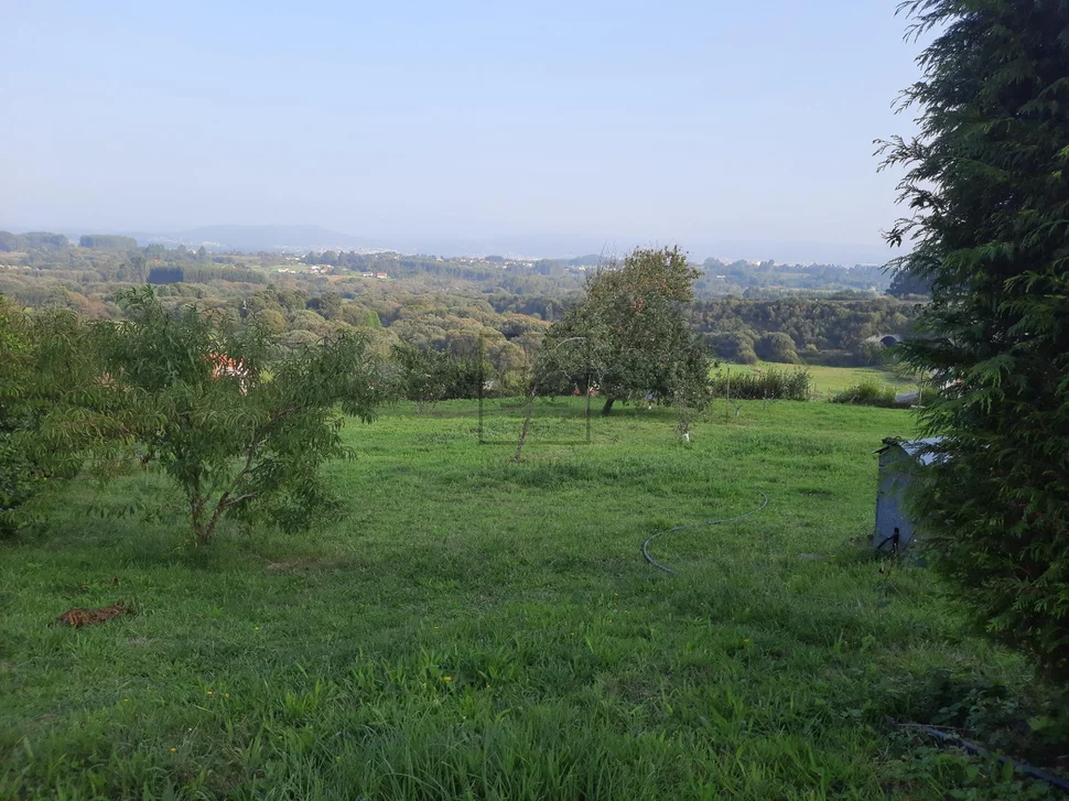 Casa adosada con finca urbanizable en mandiá-ferrol