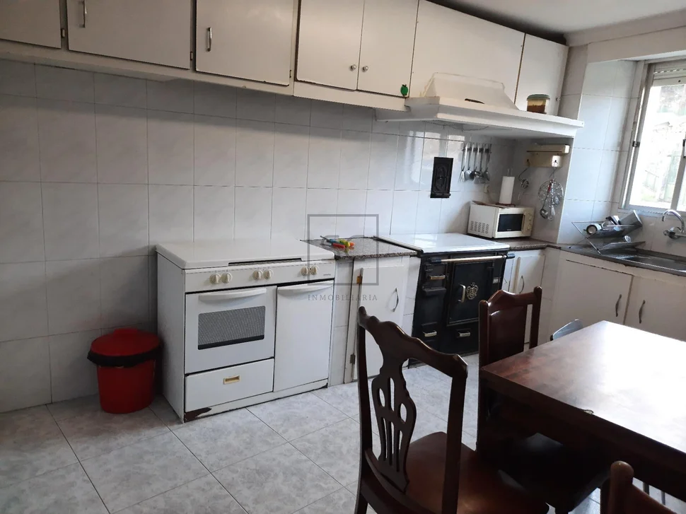 Casa adosada con finca urbanizable en mandiá-ferrol