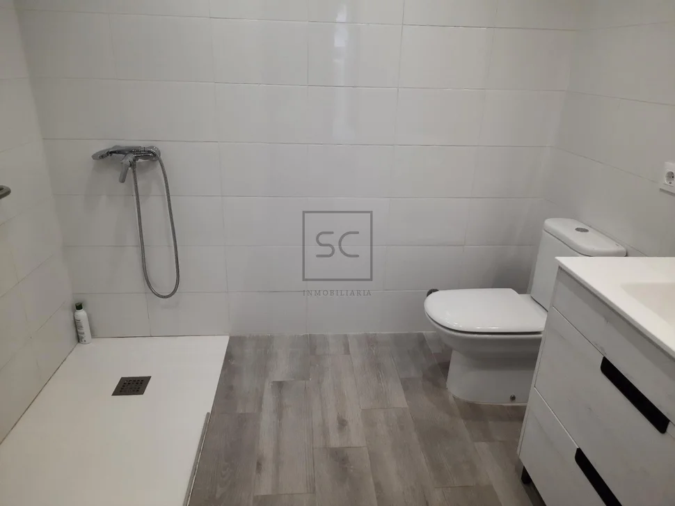 Casa adosada con finca urbanizable en mandiá-ferrol