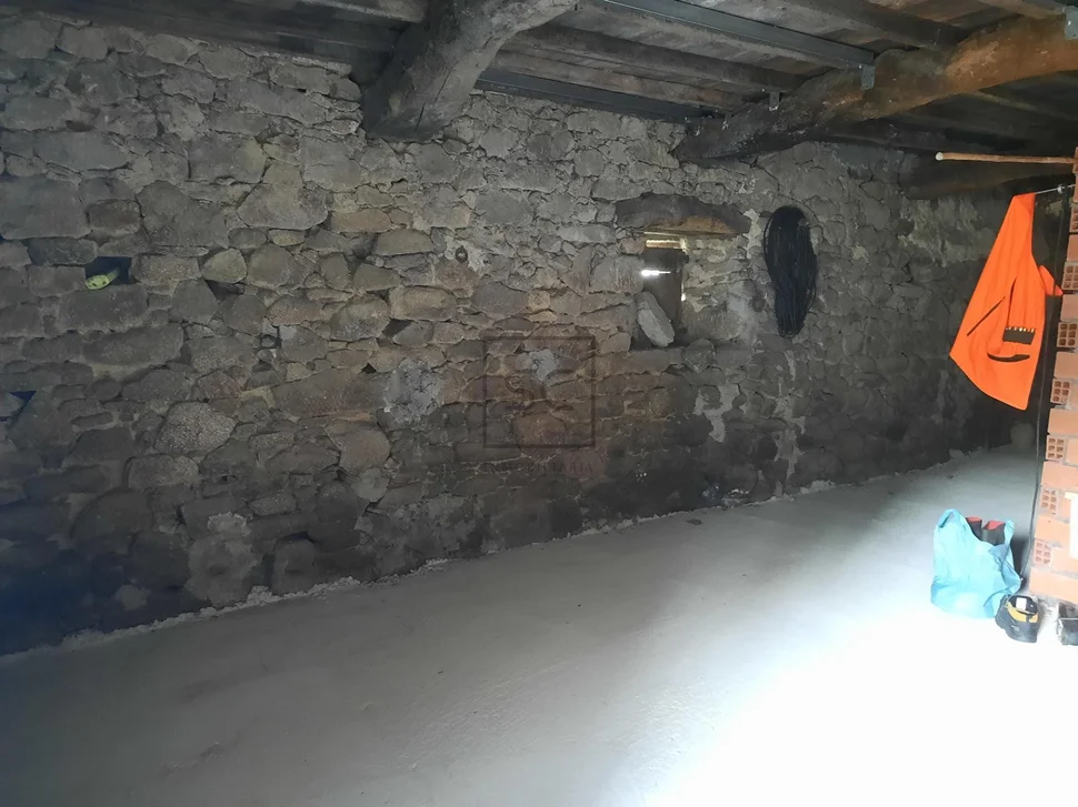 Casa adosada con finca urbanizable en mandiá-ferrol