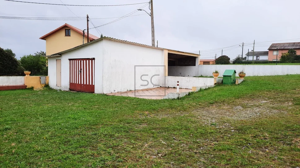 Casa adosada con parcela en lago – valdoviño