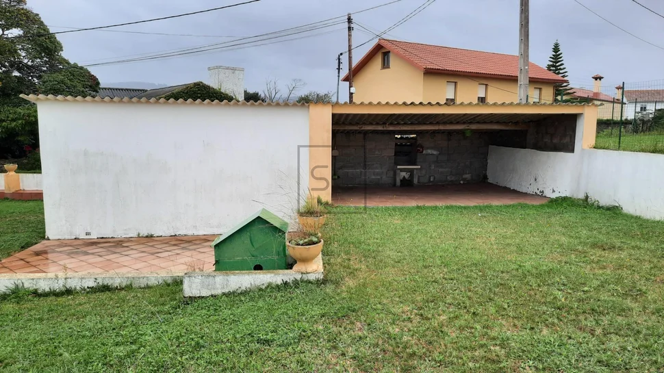 Casa adosada con parcela en lago – valdoviño
