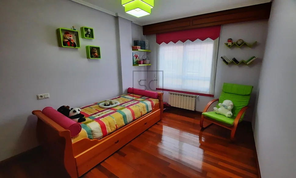 Amplio piso con ascensor, garaje y trastero en narón