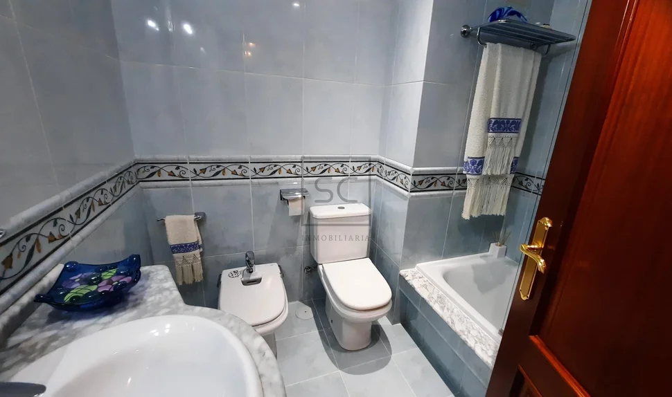 Amplio piso con ascensor, garaje y trastero en narón