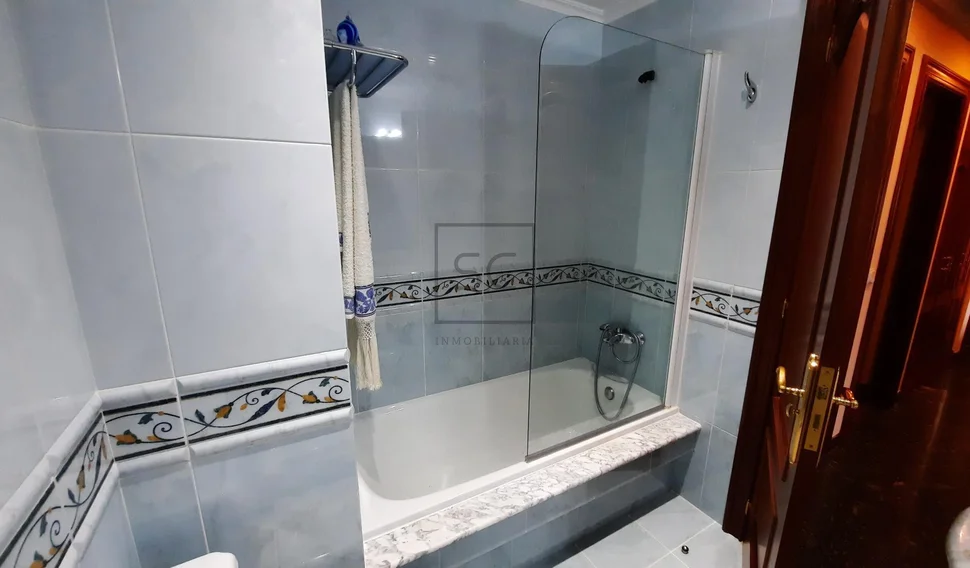 Amplio piso con ascensor, garaje y trastero en narón